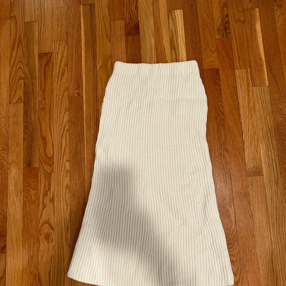 Elegant White Knit Skirt